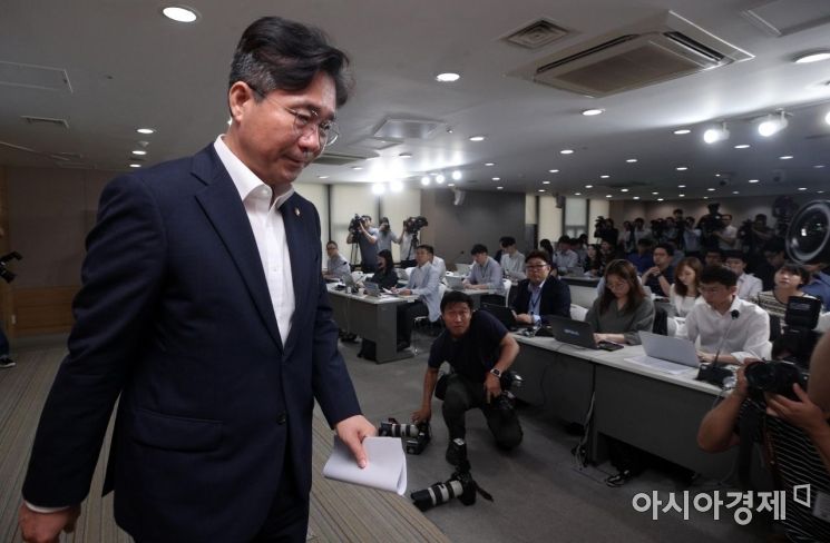 [포토] 브리핑룸 나서는 성윤모 장관