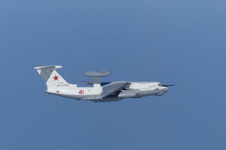 러시아 A-50 조기경보통제기가 23일 독도 인근 상공을 비행하고 있다. 이 사진은 일본 항공자위대가 촬영한 것으로 일 방위성 통합막료감부(한국의 합참에 해당)가 제공했다. <사진=로이터연합>