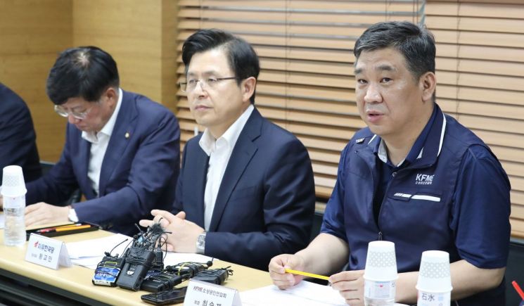 최승재 소상공인연합회 회장(오른쪽)이 24일 오전 서울 동작구 소공연에서 열린 자유한국당과의 정책간담회에서 발언하고 있다. [이미지출처=연합뉴스]