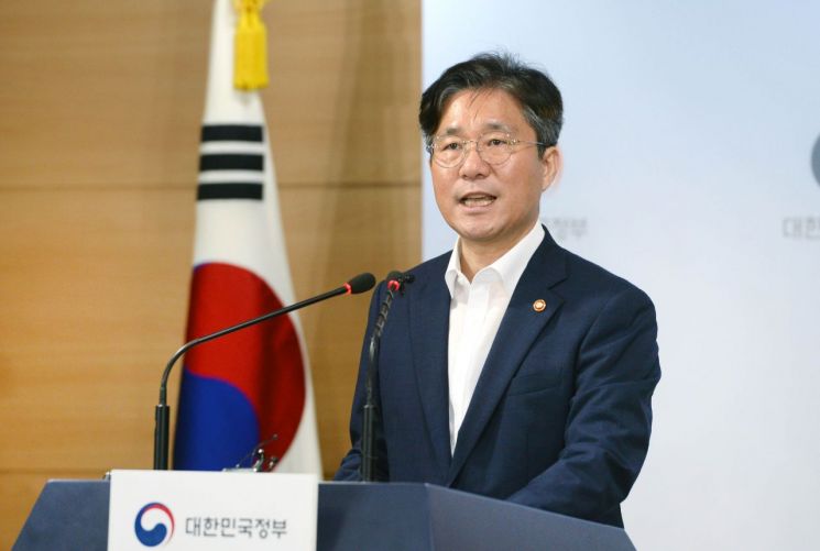 성윤모 산업통상자원부 장관은 24일 오전 정부서울청사에서 일본의 '수출무역관리령' 개정안에 대한 한국 정부의 의견서 제출에 대한 브리핑을 하고 있다.