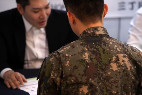 24일 서울 용산구 전쟁기념관 뮤지엄 웨딩홀에서 열린 제대군인과 국가보훈대상자를 위한 '2019 국가보훈 일자리 박람회'에서 구직자들이 채용 상담을 받고 있다. /문호남 기자 munonam@