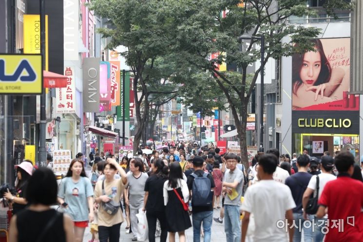 한국을 찾은 일본인이 늘었다. 한국관광공사는 지난달 방한 일본인 여행객은 28만2479명으로 지난해 6월보다 20% 증가했다고 23일 밝혔다. 또 올해 상반기(1~6월) 방한 일본인 여행객은 165만3686명으로 지난해 같은 기간(130만6176명)보다 27% 늘었다. 상반기 방일 한국인 여행객이 3.8% 줄어든 것에 비하면 대조적이다. 사진은 24일 관광객으로 붐비는 서울 명동 거리. /문호남 기자 munonam@