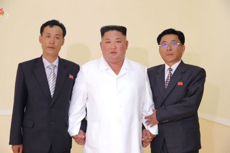 김정은 북한 국무위원장이 21일 열린 지방인민회의 대의원 선거에서 함경남도 제201호 선거구 제94호 분구 선거장을 찾아 투표했다고 조선중앙TV가 22일 보도했다. 김정은 위원장이 해당 선거구에 입후보한 후보자들과 기념사진을 찍고 있다.