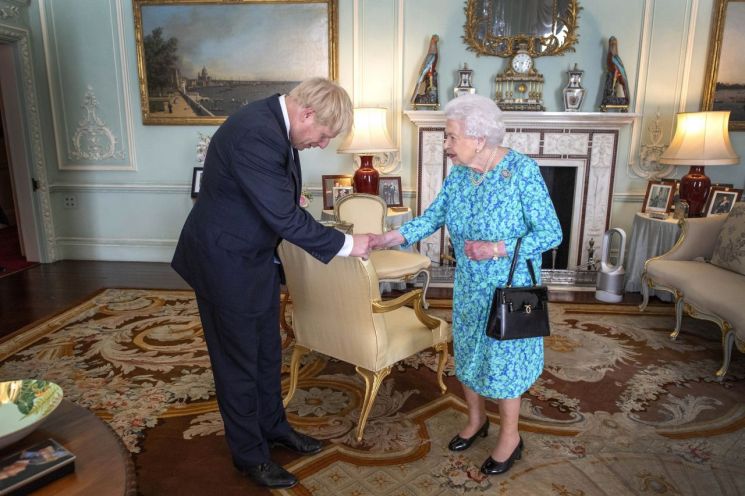 24일(현지시간) 런던 버킹엄궁에서 보리스 존슨 신임 영국 총리(왼쪽)가 엘리자베스 2세 여왕과 만나 악수하고 있다. [이미지출처=EPA연합뉴스]
