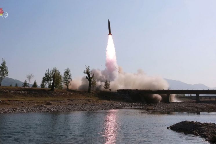지난 5월9일 북한 조선중앙TV가 공개한 훈련 모습으로 단거리 미사일 추정체가 이동식 발사차량(TEL)에서 공중으로 치솟고 있다.