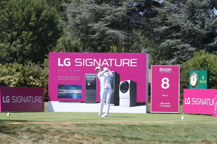 LG전자가 LPGA 메이저 골프대회인 ‘에비앙 챔피언십’에서 초프리미엄 가전 브랜드 ‘LG 시그니처’를 적극 알리고 있다. 이번 대회에서 8번 홀은 ‘LG 시그니처 홀’로 운영된다. 박성현 선수가 'LG 시그니처 홀'에서 스윙하고 있는 모습.