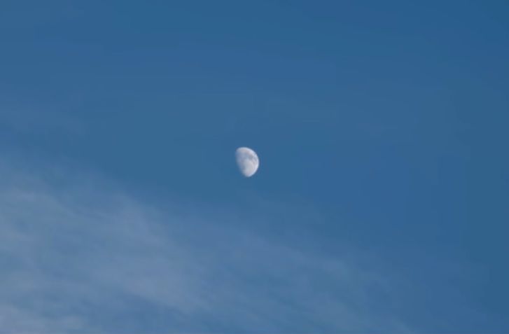 [과학을읽다]낮에도 달이 뜨는 이유