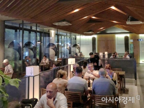 지난 24일 오후 11시께 광주세계수영선수권 외국인 관람객들이 광주광역시 서구 상무지구 한 술집에서 맥주와 함께 식사를 하고 있다.