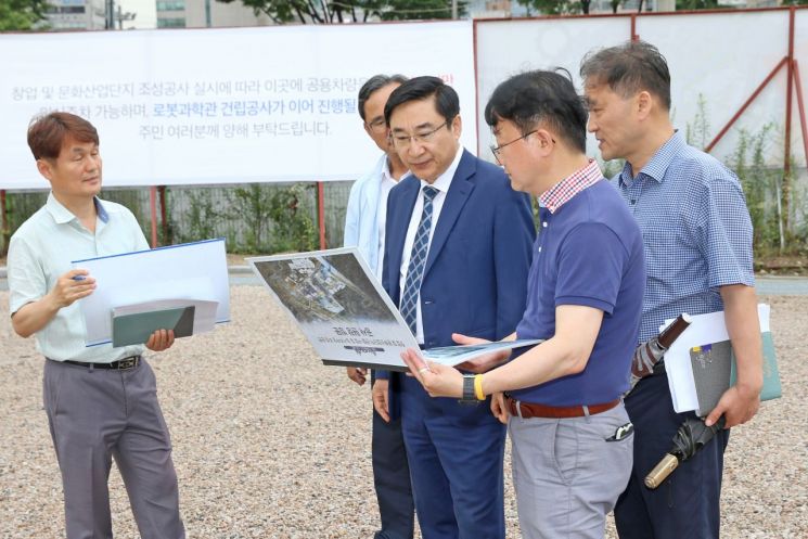 이동진 도봉구청장이 25일 창동 신경제중심지 조성사업이 진행중인 현장을 찾아 부지를 둘러보고 있다.