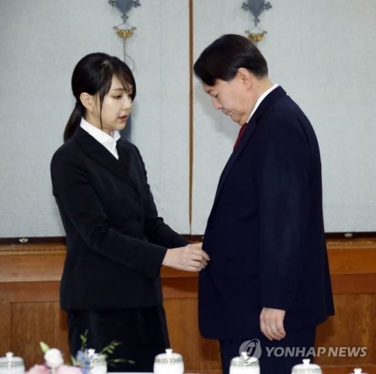 [종합]"남편 결혼 당시 통장에 2천만원" 윤석열 부인 김건희, 어떻게 만났나