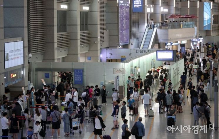 본격적인 휴가철을 맞은 26일 인천국제공항 1터미널이 해외로 떠나려는 여행객들로 붐비고 있다./영종도=김현민 기자 kimhyun81@