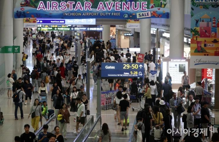 본격적인 휴가철을 맞은 26일 인천국제공항 1터미널이 해외로 떠나려는 여행객들로 붐비고 있다./영종도=김현민 기자 kimhyun81@