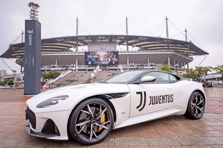 유벤투스 FC 친선경기에 사용되는 애스턴마틴 스폰서 차량/사진=애스턴마틴서울