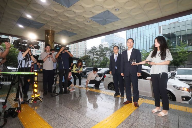 '패스트트랙 충돌' 홍영표, 경찰 출석…"한국당 법적 책임져야"