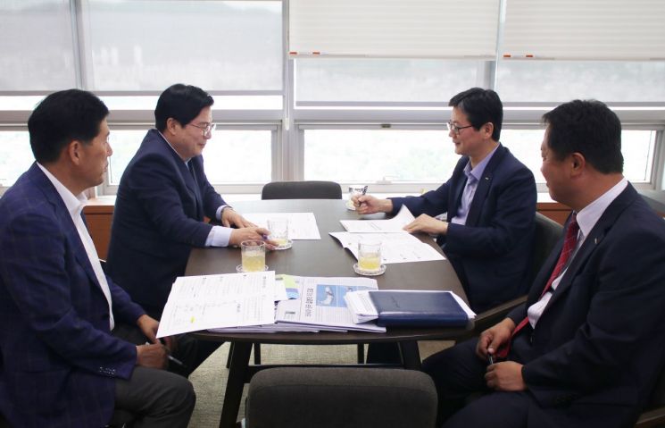 지난 24일 코레일을 방문한 유두석 장성군수. 사진=장성군 제공