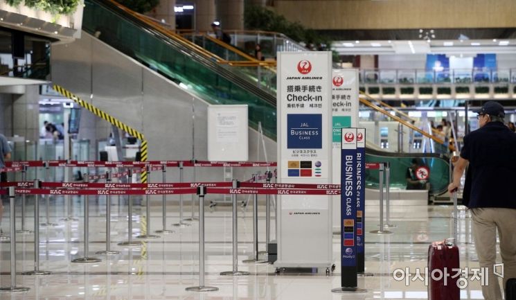 김포국제공항 국제선 일본항공 탑승 수속 카운터가 비교적 한산한 모습을 보이고 있다. 기사내용과 무관한 자료사진. 아시아경제DB