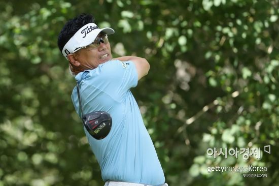 양용은이 배러큐다챔피언십 첫날 18번홀에서 티 샷을 하고 있다. 리노(美 네바다주)=Getty images/멀티비츠