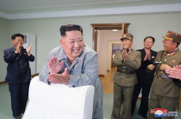 김정은 북한 국무위원장이 한미 군사연습과 남측의 신형군사장비 도입에 반발해 지난 25일 신형전술유도무기(단거리 탄도미사일)의 '위력시위사격'을 직접 조직, 지휘했다고 조선중앙통신이 26일 보도했다. 중앙통신이 홈페이지에 공개한 사진.
