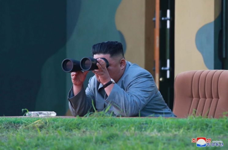 김정은 북한 국무위원장이 한미 군사연습과 남측의 신형군사장비 도입에 반발해 지난 25일 신형전술유도무기의 '위력시위사격'을 직접 조직, 지휘했다고 조선중앙통신이 26일 보도했다.
