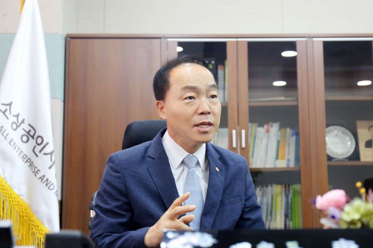 조봉환 소상공인시장진흥공단 이사장이 대전 중구 집무실에서 올해 소진공 정책방향에 대해 설명하고 있다.