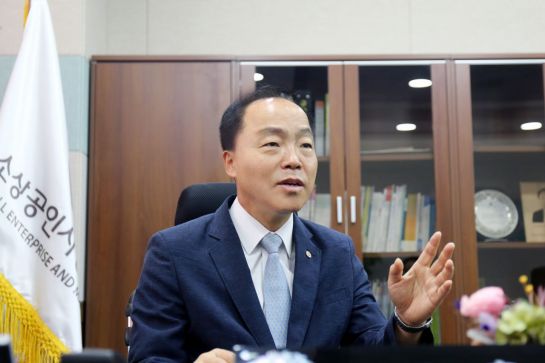 조봉환 소상공인시장진흥공단 이사장이 대전 중구 집무실에서 올해 소진공 정책방향에 대해 설명하고 있다.