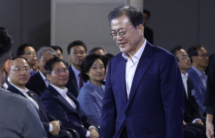 문재인 대통령이 25일 오후 경북 구미 컨벤션센터인 구미코에서 '상생형 구미 일자리 투자 협약식' 중 인사말을 마친 후 연단을 내려오고 있다.
이날 LG화학은 경북도, 구미시와 구미국가산업5단지 전기차 배터리 양극재 공장 신설 협약을 했다. <사진=연합뉴스>