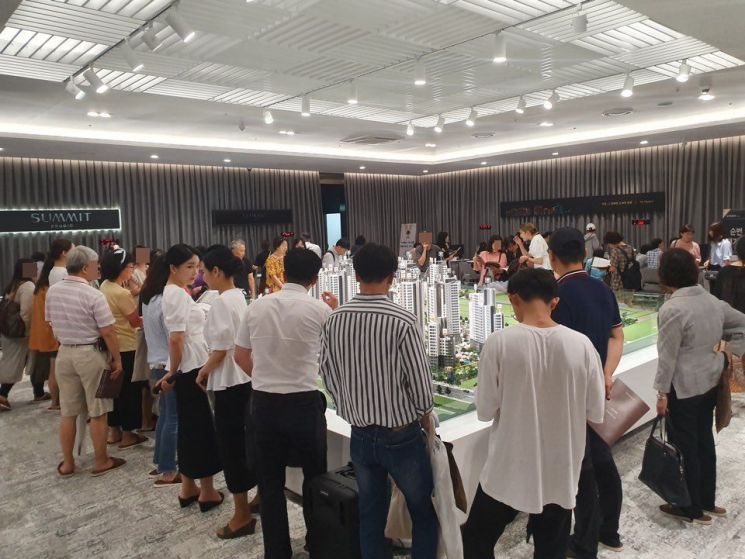 ▲ 26일 문을 연 과천 푸르지오 써밋 견본주택을 찾은 청약 대기자들이 모형도를 관람하고 있다. (제공=대우건설)