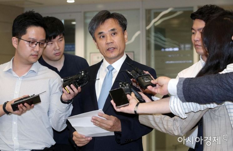 스위스 제네바에서 열린 WTO 일반이사회에 수석대표로 참석했던 김승호 산업통상자원부 신통상질서전략실장이 26일 인천국제공항을 통해 귀국, 취재진들에게 이사회 결과를 설명하고 있다./영종도=김현민 기자 kimhyun81@