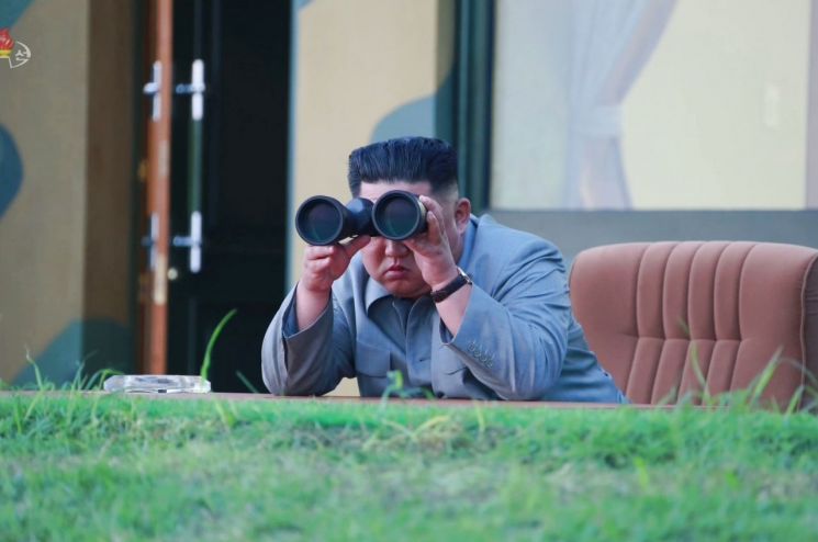 김정은 북한 국무위원장이 한미 군사연습과 남측의 신형군사장비 도입에 반발해 지난 7월 25일 신형전술유도무기(단거리 탄도미사일)의 '위력시위사격'을 직접 조직, 지휘했다고 조선중앙TV가 26일 보도했다. 중앙TV는 이날 총 25장의 현장 사진을 공개했다.