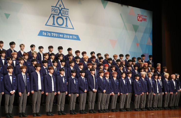 30일 오후 서울 여의도 63컨벤션센터에서 열린 Mnet 프로듀스 X 101 제작발표회에서 참가한 101명의 연습생들이 포즈를 취하고 있다. 2019.4.30 [이미지출처=연합뉴스]