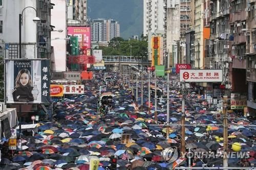 경찰 금지 통고에도 열린 '백색테러' 규탄 행진(출처: EPA=연합뉴스)