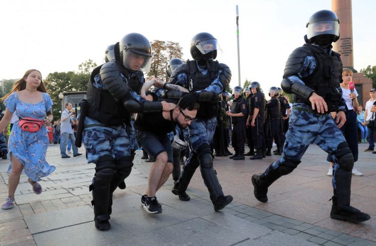 러시아서 또 '反푸틴' 시위…"공정선거" 요구한 1000여명 체포돼