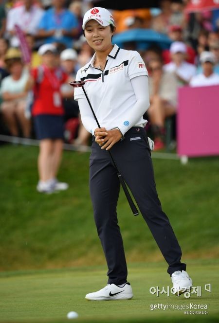 김효주가 에비앙챔피언십 셋째날 18번홀에서 버디 퍼팅을 하고 있다. 에비앙(프랑스)=Getty images/멀티비츠