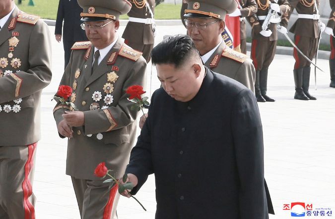 김정은 북한 국무위원장이 정전협정 체결 66주년을 맞아 6·25 전사자묘인 '조국해방전쟁 참전열사묘'를 참배했다고 조선중앙통신이 28일 보도했다. 사진은 중앙통신 홈페이지에 공개된 김 위원장의 헌화 모습.