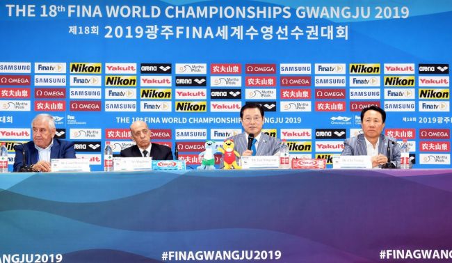 훌리오 마글리오네 국제수영연맹(FINA) 회장과 이용섭 조직위원장이 28일 남부대 주경기장 메인프레스센터에서 2019 광주 세계수영선수권대회 폐막 기자회견을 하고 있다. 사진=조직위원회 제공