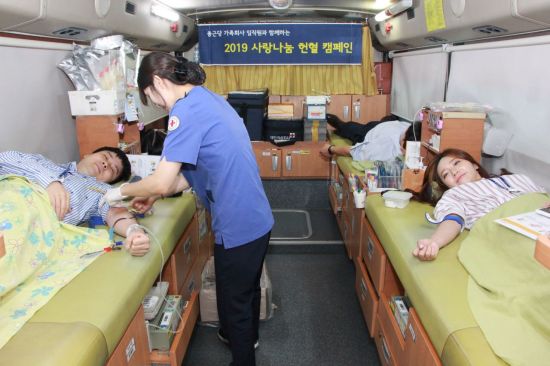 지난 26일 서울 종근당 본사에서 직원들이 '사랑나눔 헌혈캠페인'에 참여하고 있다.