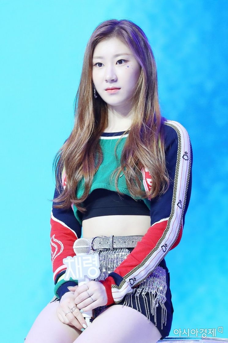 ITZY 채령 "언니인 아이즈원 이채연, 라이벌 아닌 의지하는 선후배"