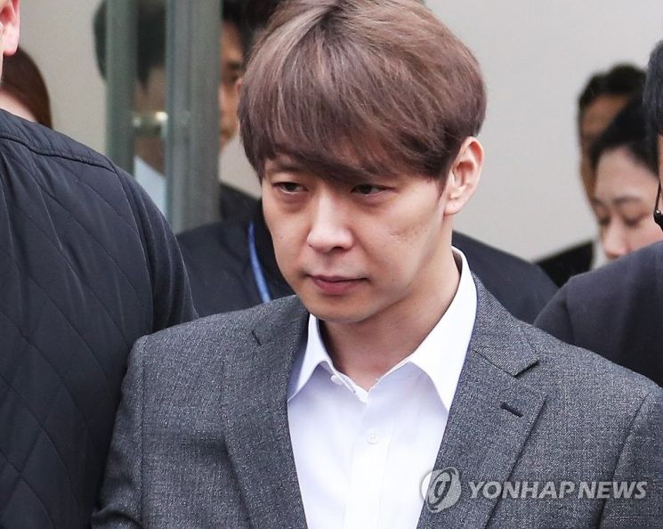 박유천, '성폭행 혐의' 조사 중 집에 경찰 불러 접대 의혹