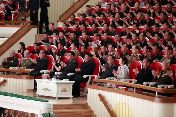 김정은 북한 국무위원장이 정전협정 체결 66주년(북한은 전승절로 기념)을 맞아 국립교향악단의 '7·27 기념음악회'을 관람했다고 북한 매체들이 28일 보도했다. 사진은 김 위원장의 좌우 두번째 자리에 각각 최선희 외무성 제1부상(맨 앞줄 오른쪽 세번째)과 김여정 당 제1부부장이 앉은 모습. 최 제1부상의 왼편으로는 김영철 당 부위원장과 그의 양아버지로 알려진 최영림 전 내각총리.