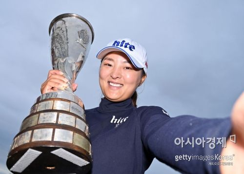 고진영이 에비앙챔피언십 우승 직후 셀카를 찍고 있다. 에비앙(프랑스)=Getty images/멀티비츠