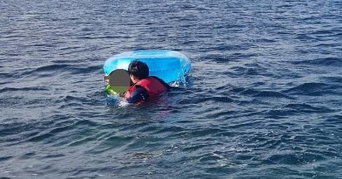 제주 평대해수욕장 파도에 떠밀려간 8세 남자아이가 제주 해경에게 구조됐다./사진=제주해양경찰서 제공