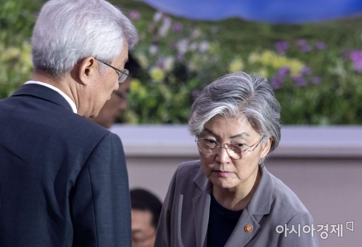강경화 "韓美, '합리적 수준' 방위비 분담금 협의에 공감…핵무장은 검토 안해" 