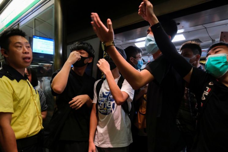 [포토]홍콩 시위에 출근길 교통대란…시위대 vs 시민 몸싸움