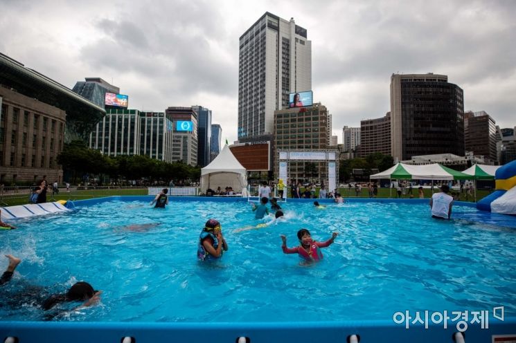 [포토]서울광장에 마련된 수영장