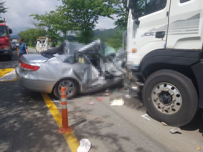30일 오전 9시 57분께 전남 해남군 북평면 한 교차로에서 화물차량과 승용차량이 부딪히는 사고가 발생했다. 사진=독자제공