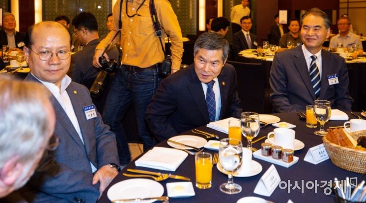 [포토]주요 참석자들과 대화하는 정경두 국방장관