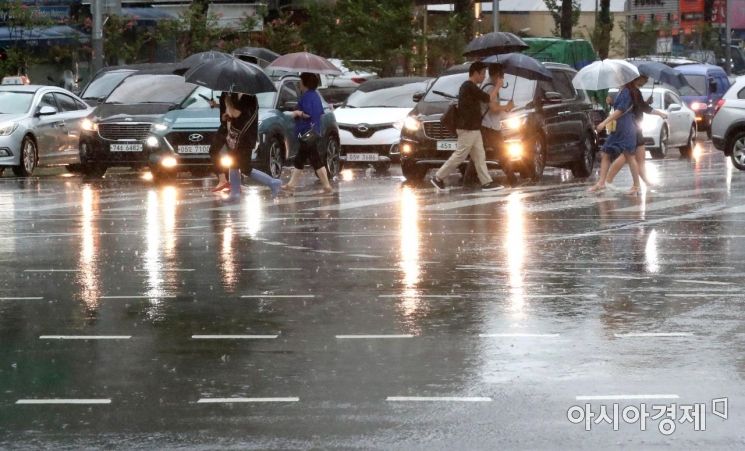 출근길 수도권에 강한 비가 내린 31일 서울 퇴계로5가 교차로에서 우산을 쓴 시민들이 발걸음을 재촉하고 있다. /문호남 기자 munonam@
