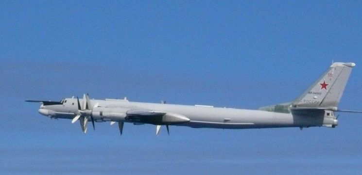 23일 합동참모본부에 따르면 이날 오전 중국 H-6 폭격기와 러시아 TU-95 폭격기 및 A-50 조기경보통제기 등 군용기 5대가 동해 한국방공식별구역(KADIZ)에 무단 진입했으며, 이 과정에서 러시아 A-50 1대는 독도 인근 한국 영공을 두 차례 7분간 침범했다. 사진은 러시아 TU-95 폭격기 모습 <사진=일본 방위성 통합막료감부 제공자료 캡처>