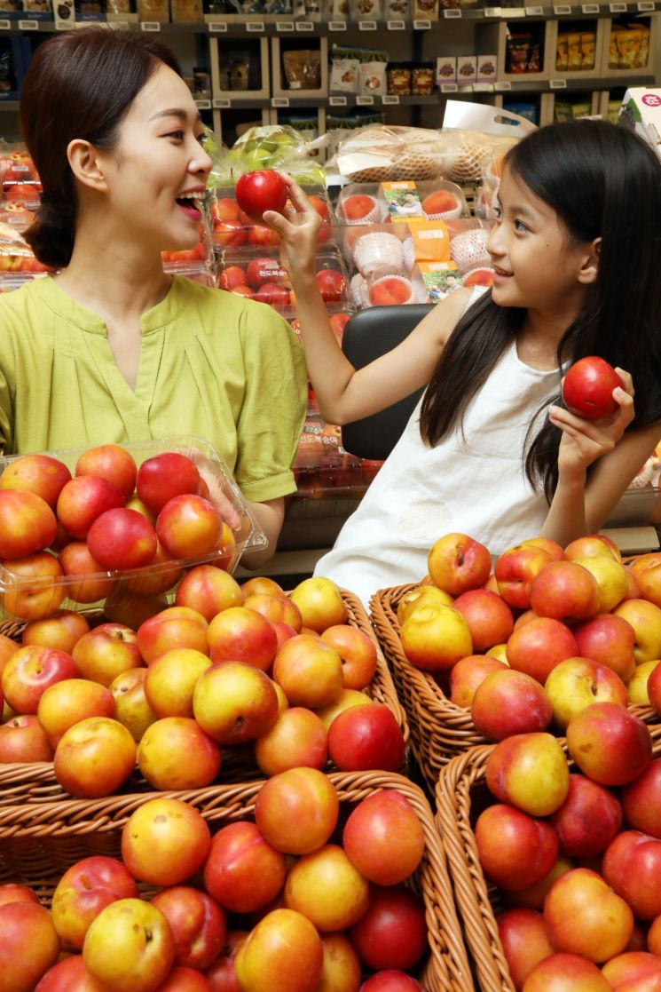 [포토] "제철 맞은 달디단 포모사 왕자두, 한 입 어때요?"