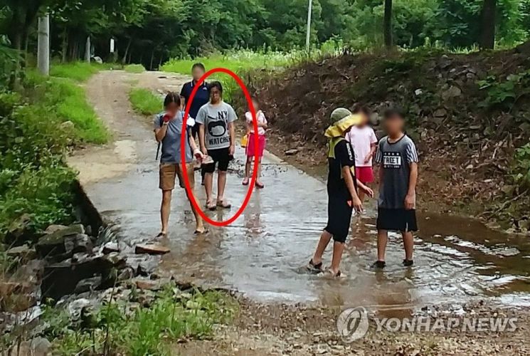 지난 23일 오전 청주시 상당구 가덕면 무심천 발원지 인근에서 조은누리(14)양이 지인들과 함께 나들이를 하고 있다. 이 사진 촬영이 이루어진지 약 30분 뒤 조양은 일행과 떨어진 뒤 실종됐다. [이미지출처=연합뉴스]